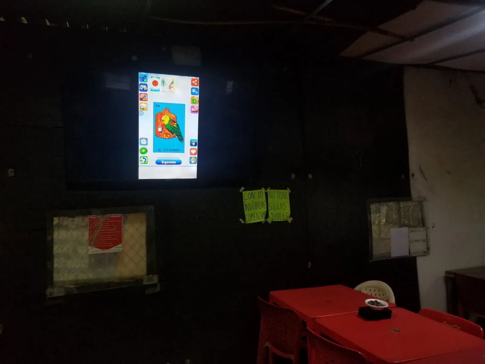 Pantalla de 65 pulgadas mostrando la carta cantada El Cotorro durante una jugada