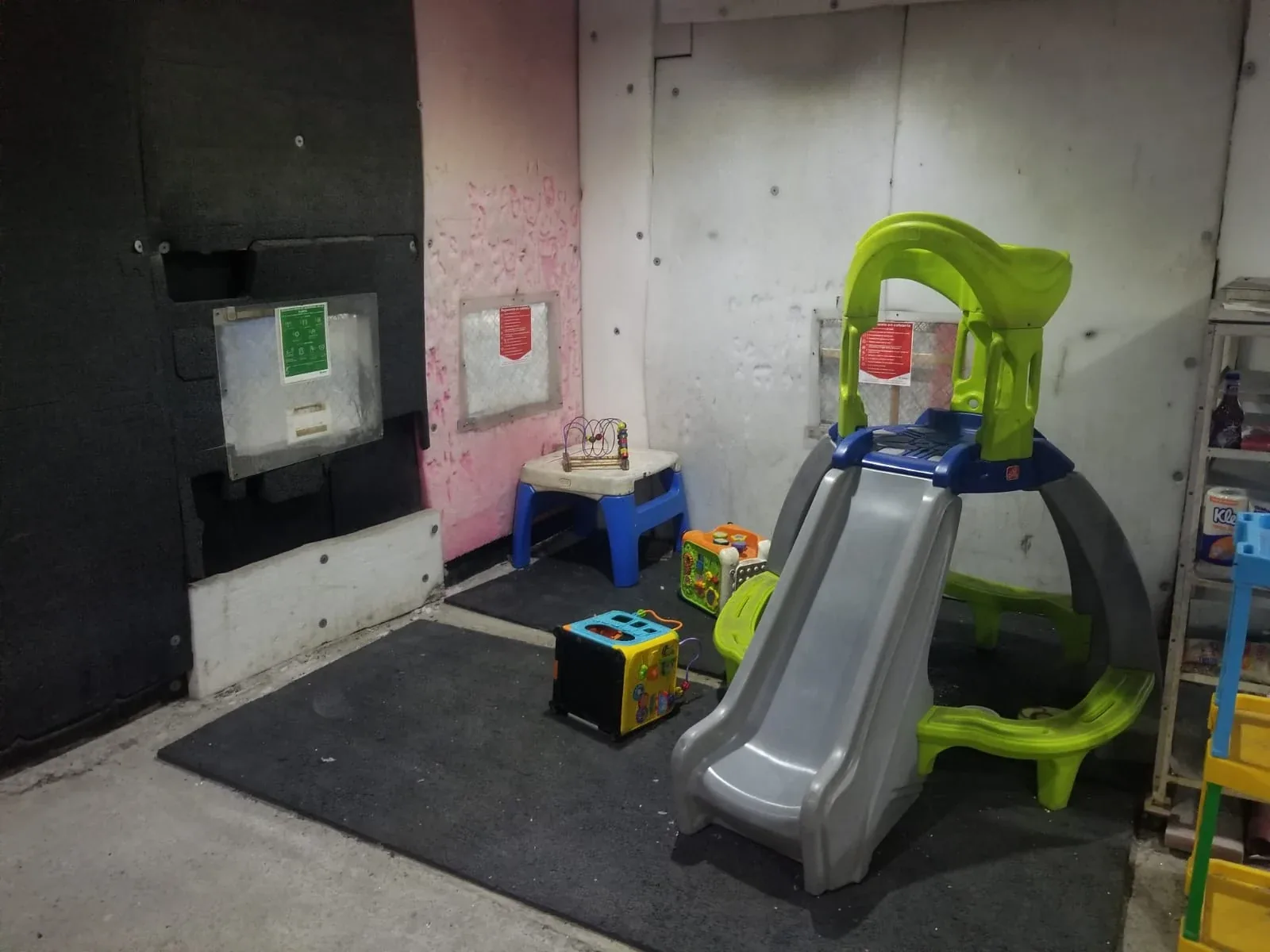 Área para niños con resbaladilla y juguetes