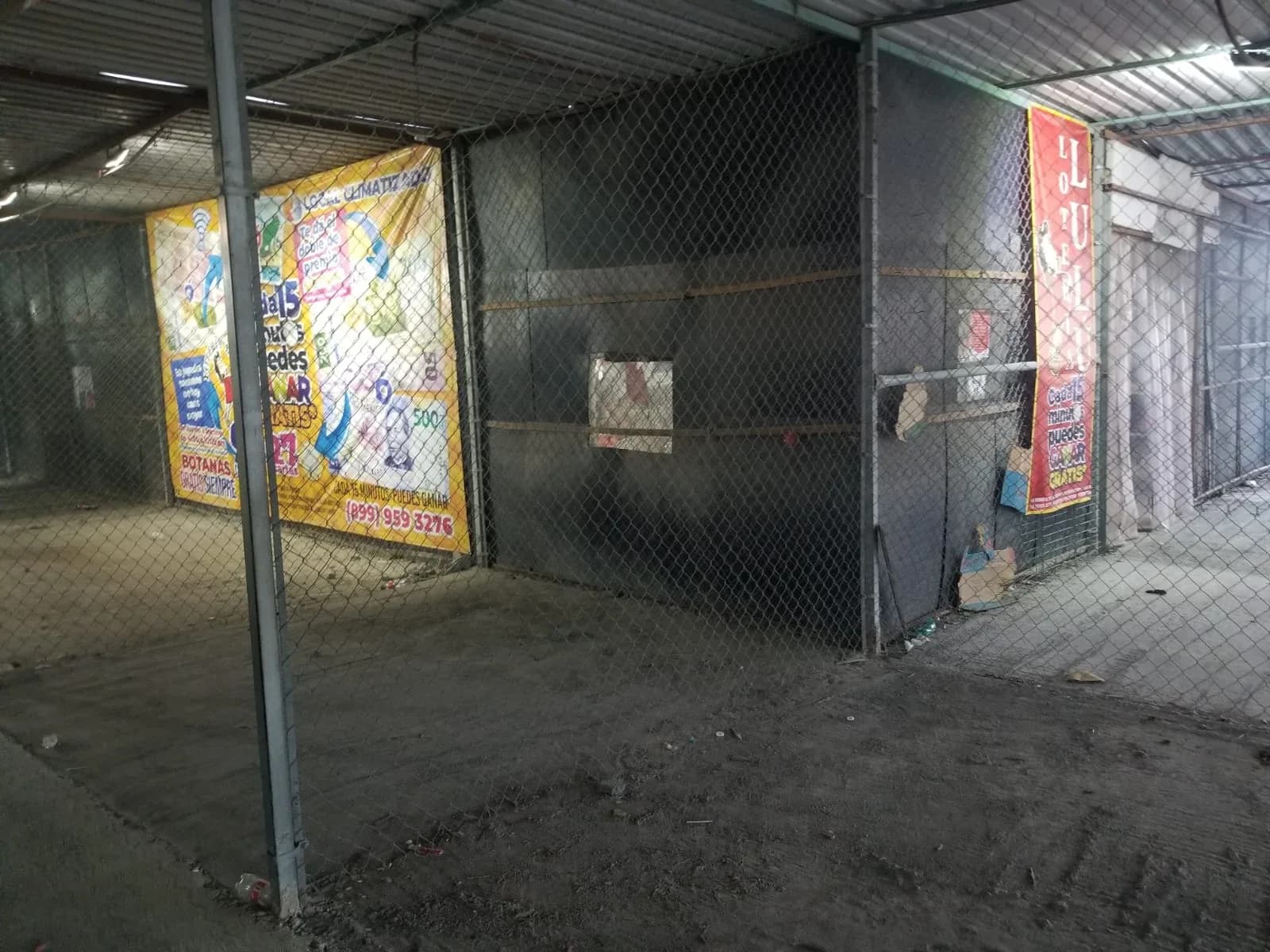 Vista angular de la entrada del local en el tianguis Puerta del Sol