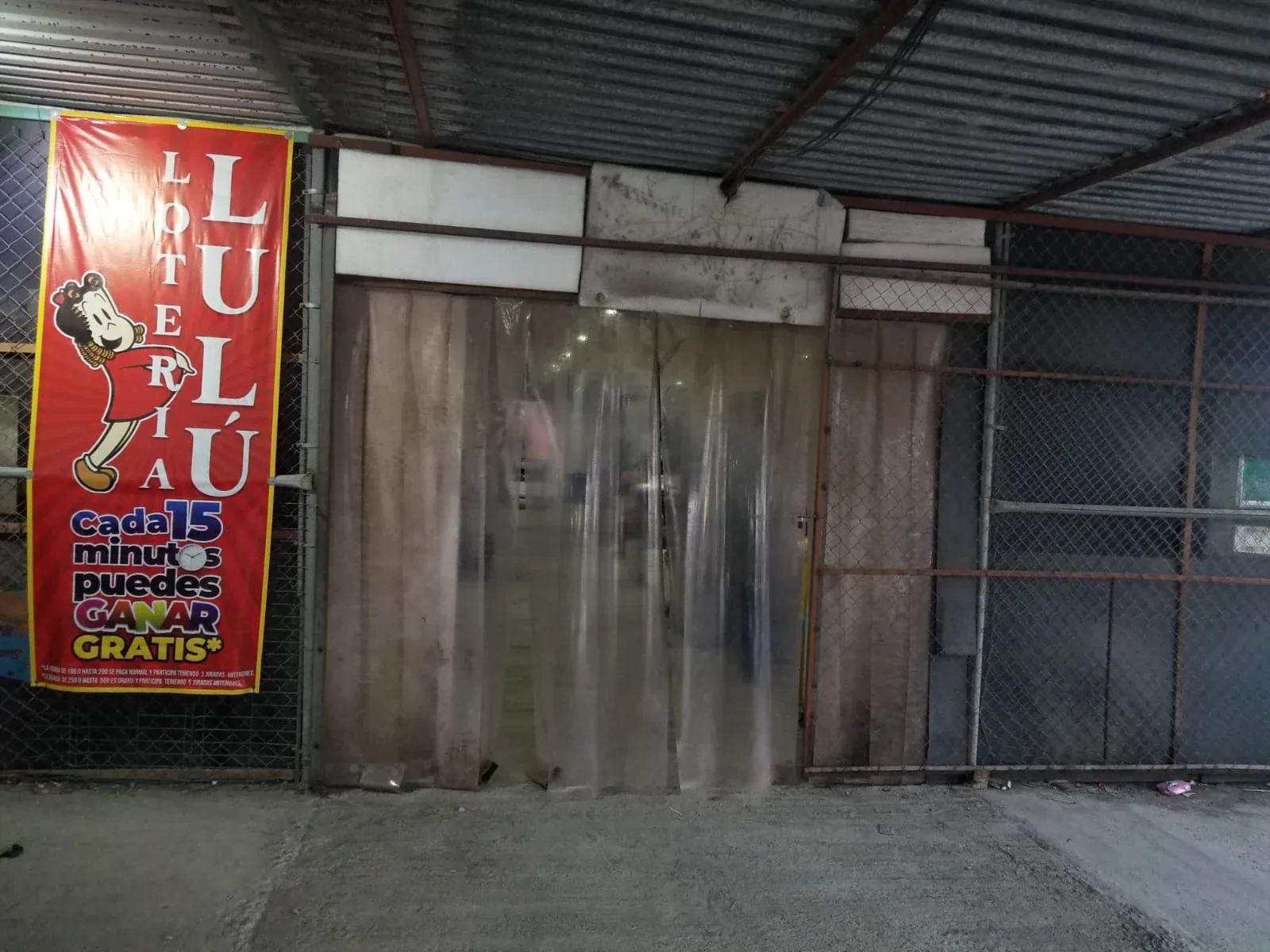 Fachada de Lotería Lulú con la lona del logo colgada en la entrada
